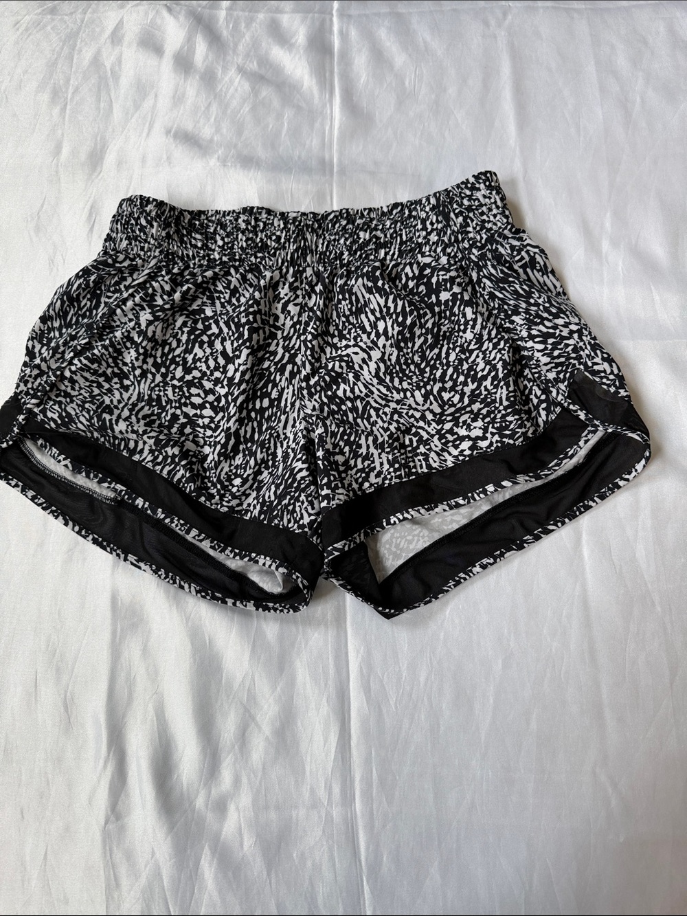 Athleta Black & White Patterned Women's Athletic Shorts size small